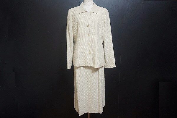 品と清楚さが光る｜ロシャス レリアン スカートスーツを買取しました