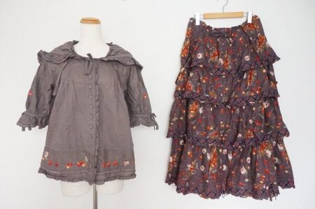 シックな紫とさくらんぼがよく合う｜ピンクハウスのセットアップを買取しました