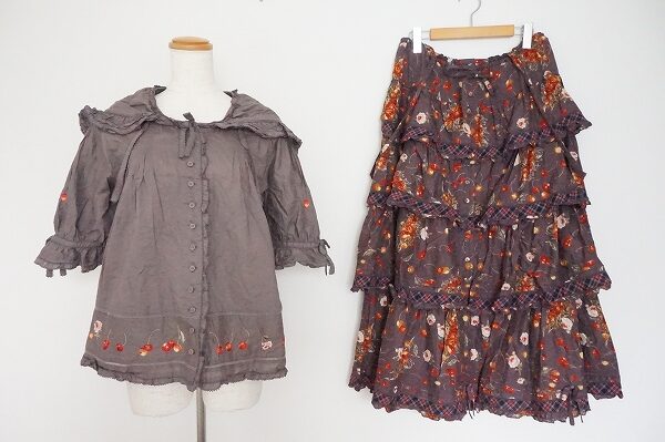 シックな紫とさくらんぼがよく合う｜ピンクハウスのセットアップを買取しました