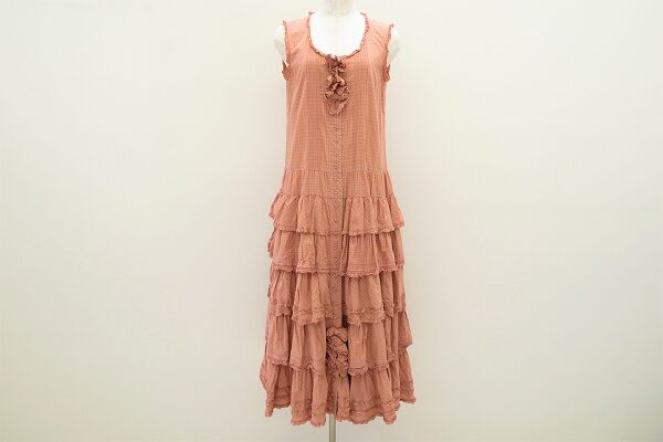 華やかなフリル使いにらしさがでる!ピンクハウスのワンピースを買取しました