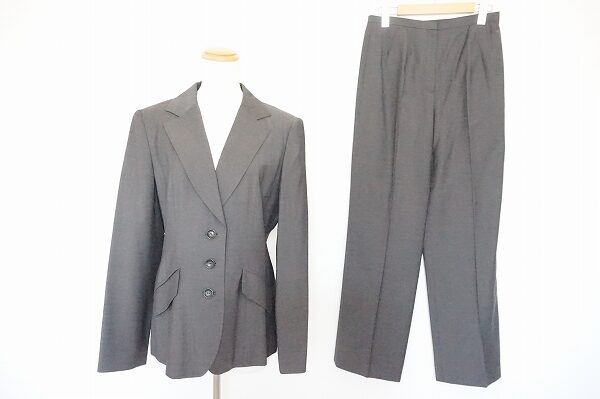 女性のスタイルを計算しつくされたデザイン｜ロシャスのパンツスーツを買取しました