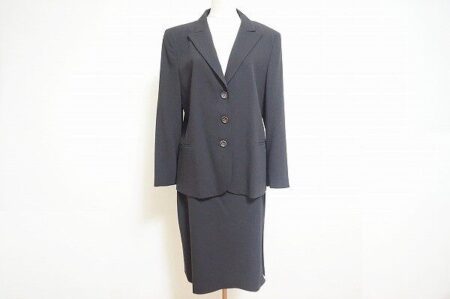 上質な雰囲気を感じられる｜ジルサンダーのスカートスーツを買取しました