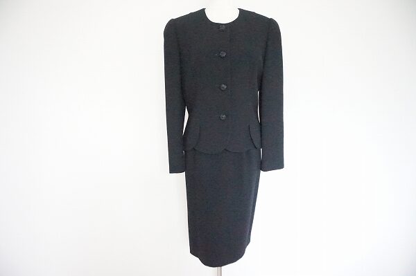 上品なシルエットが好印象｜ジュンアシダのスカートスーツを買取しました