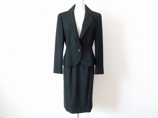 綺麗なシルエットに注目｜ジュンアシダのスカートスーツを買取しました