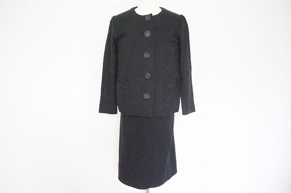 シンプルさが洗練された雰囲気を解き放つ|斉藤都世子のセットアップを買取しました