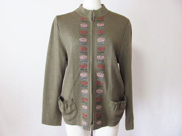 ジップアップできっちりした印象に|斉藤都世子のカーディガンを買取しました