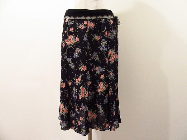 適度な揺れでセクシーに アンナモリナーリのスカートを買取しました