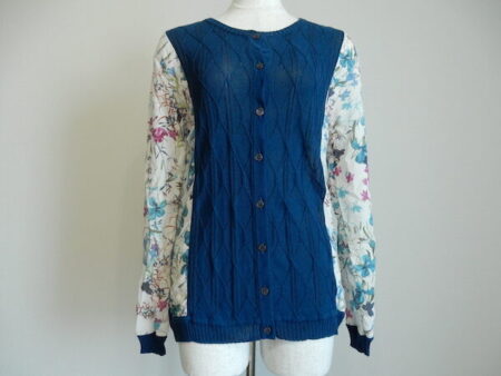 花柄と紺の絶妙具合が見る人をも楽しませてくれる｜ダックスのカーディガンをお買取