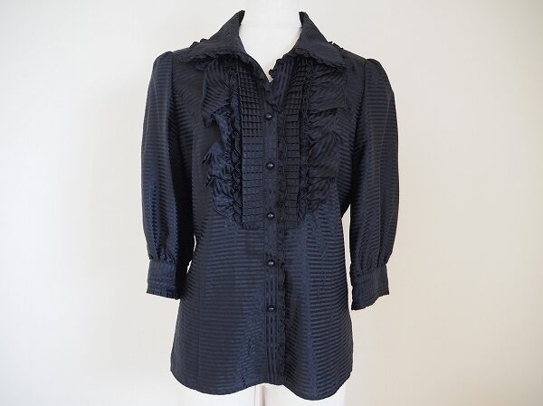 クール×柔らかめのデザインに包まれる|トゥービーシックのブラウスを買取しました