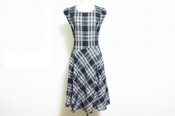 スリムなデザインが目を惹く|ヨークランドのワンピースを買取しました