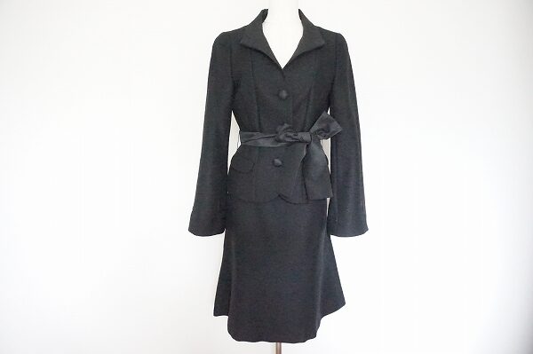 絵になる雰囲気が素敵|トゥービーシック スカートスーツを買取しました