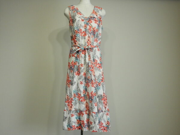 白にピンクのハイビスカスが！ローラアシュレイのワンピを美品状態で買取！