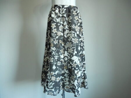 切ない雰囲気を感じられる｜レリアンのスカートを買取しました