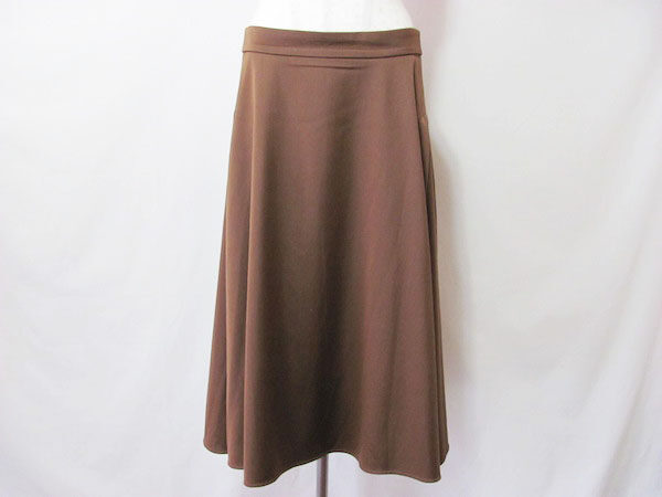 どこか落ち着くブラウン｜23区のスカートを買取しました