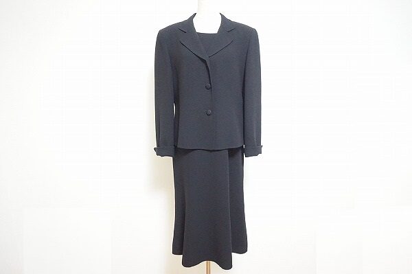 綺麗に決まる｜レリアンのワンピーススーツを買取しました