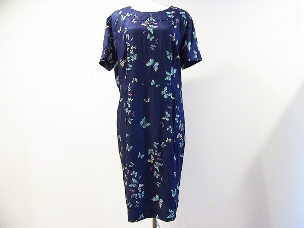 蝶柄で謎めいた雰囲気に仕上げる｜ローラアシュレイのワンピースを買取しました