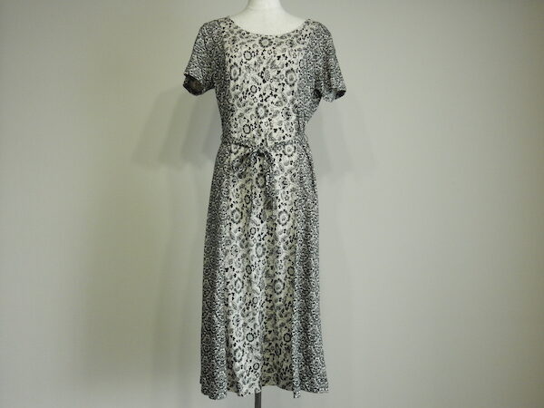 モノトーンの半袖ワンピースを買取！ローラアシュレイ