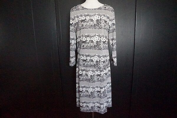 モノクロ調で立派な雰囲気｜ローラアシュレイのツーピースを買取しました