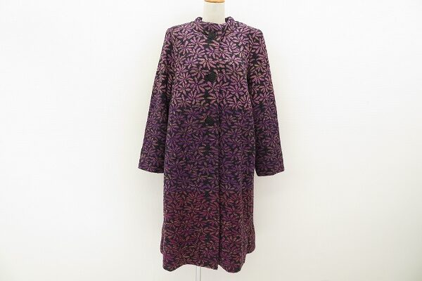 丁度いい色合いの紫が大人の魅力を演出｜斉藤都世子のコートを買取しました