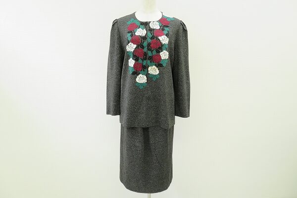 グレーと花のマッチが絶妙！斉藤都世子のセットアップを買取しました