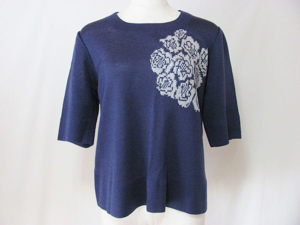 花束のバラが美しい｜斉藤都世子のニットを買取しました