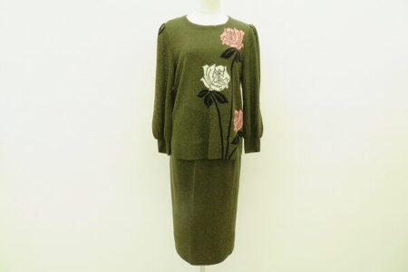 カーキとバラのバランスが見事｜斉藤都世子のセットアップを買取しました