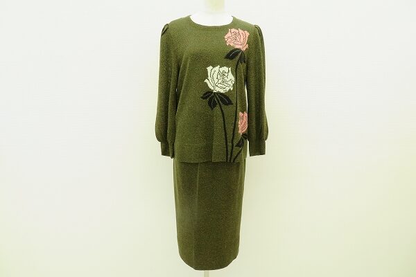 カーキとバラのバランスが見事|斉藤都世子のセットアップを買取しました