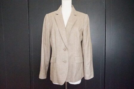 薄茶色でキャリアウーマンを演出｜レリアンのジャケットを買取しました