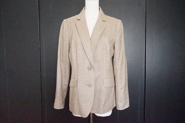 薄茶色でキャリアウーマンを演出｜レリアンのジャケットを買取しました