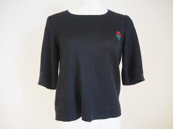 黒×バラの相性よし|斉藤都世子のニットを買取しました