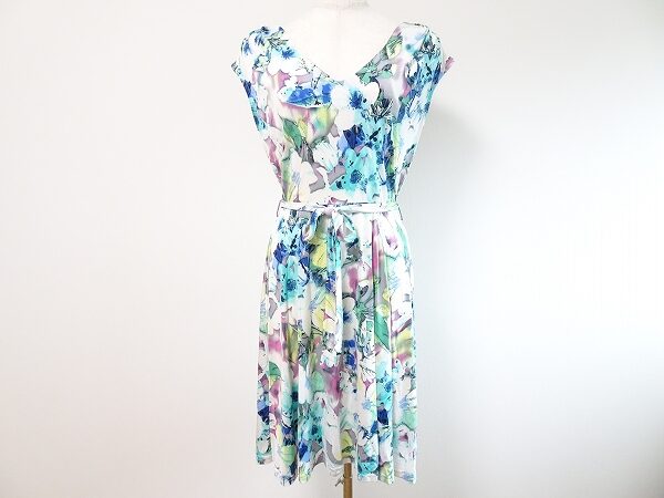 鮮やかなお花に見とれる|ファスフィーユアシュアヴル ワンピースを買取しました