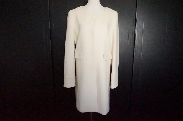 落ち着く白!アンタイトルのコートを買取しました