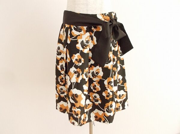 リボンベルトでより深みが出る!ギャラリービスコンティのスカートを買取しました