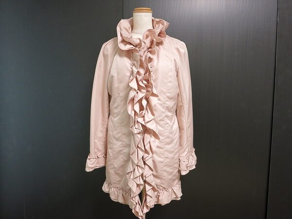 豪華なフリルに目が釘付け ギャラリービスコンティのコートを買取しました