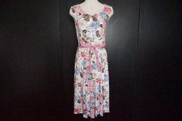 見事な華やかさを感じる ローラアシュレイのワンピースを買取しました
