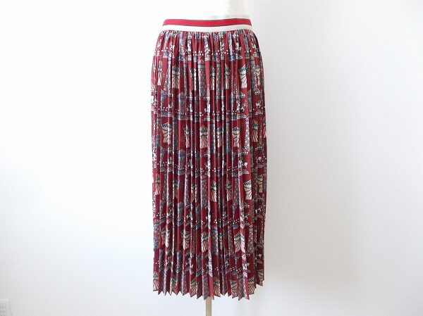 エンジ色が輝く アズノウアズのプリーツスカートを買取しました