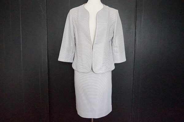 シンプルなのにしっかり決まる タルボットのスカートスーツを買取しました