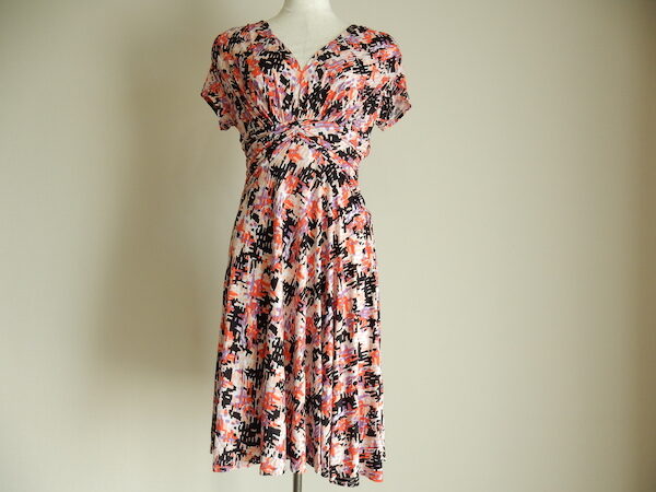 色合いが豪華で華やかなエジェリのワンピースを買取しました