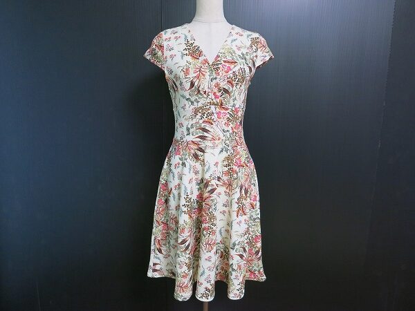 どこか古典的な雰囲気を感じる エジェリのワンピースを買取しました