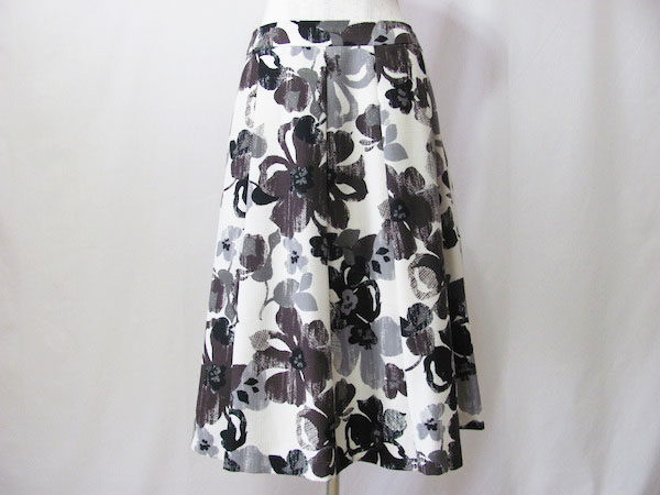 華やかさがありつつシンプルカラー スキャパのスカートを買取しました