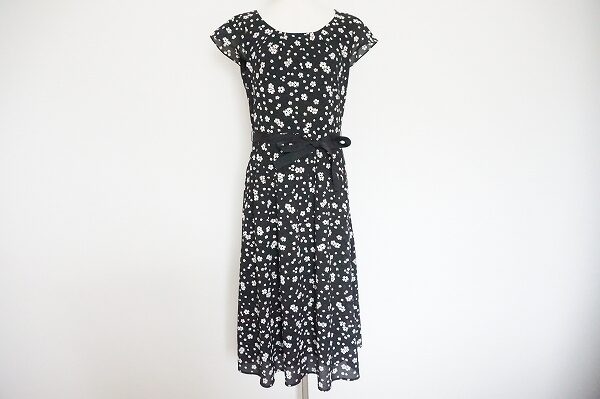 レースが綺麗なローラアシュレイのワンピースを買取しました