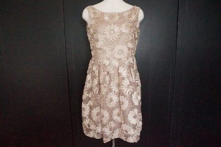 控えめな花モチーフが魅力的 グレースクラスのワンピースを買取しました