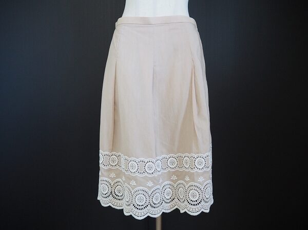 寄り添う様なレースでしっとり感をプラス ギャラリービスコンティのスカートを買取しました