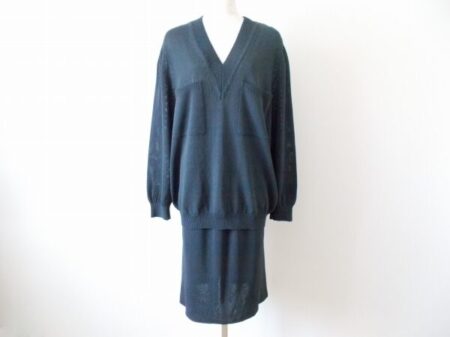 ダークカラーもビビットカラーも合う！ビスケー 紺 セットアップを買取しました