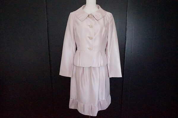 可愛らしくも品のよさは残る コージワタナベスティルのスカートスーツを買取しました