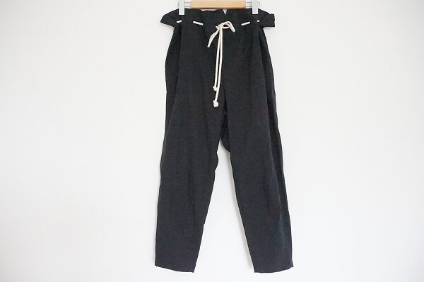 シンプルにスタイリッシュに着られる ヨシオクボのパンツを買取しました