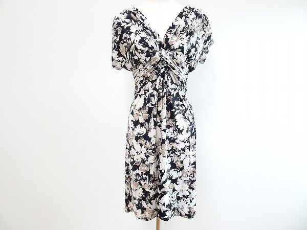 どこか柔らかさを感じる フィフィーユパリのワンピースを買取しました