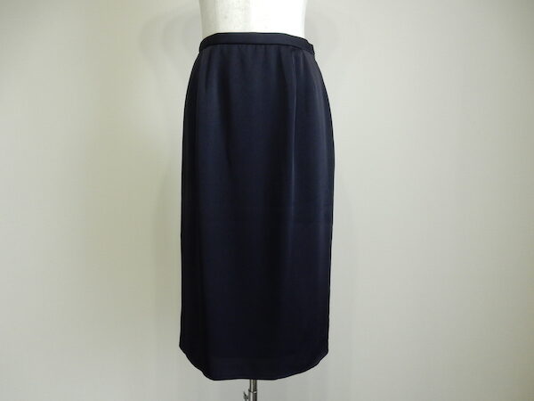 定番中の定番なデザインがありがたい！レリアンのスカートを買取しました