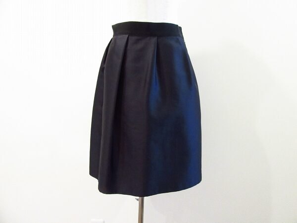 定番カラーとふわりとしたデザインが絶妙!ジャンバティスタヴァリのスカートを買取しました