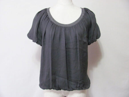 丸く開いた襟が可愛げ ジャンバティスタヴァリのセーターを買取しました